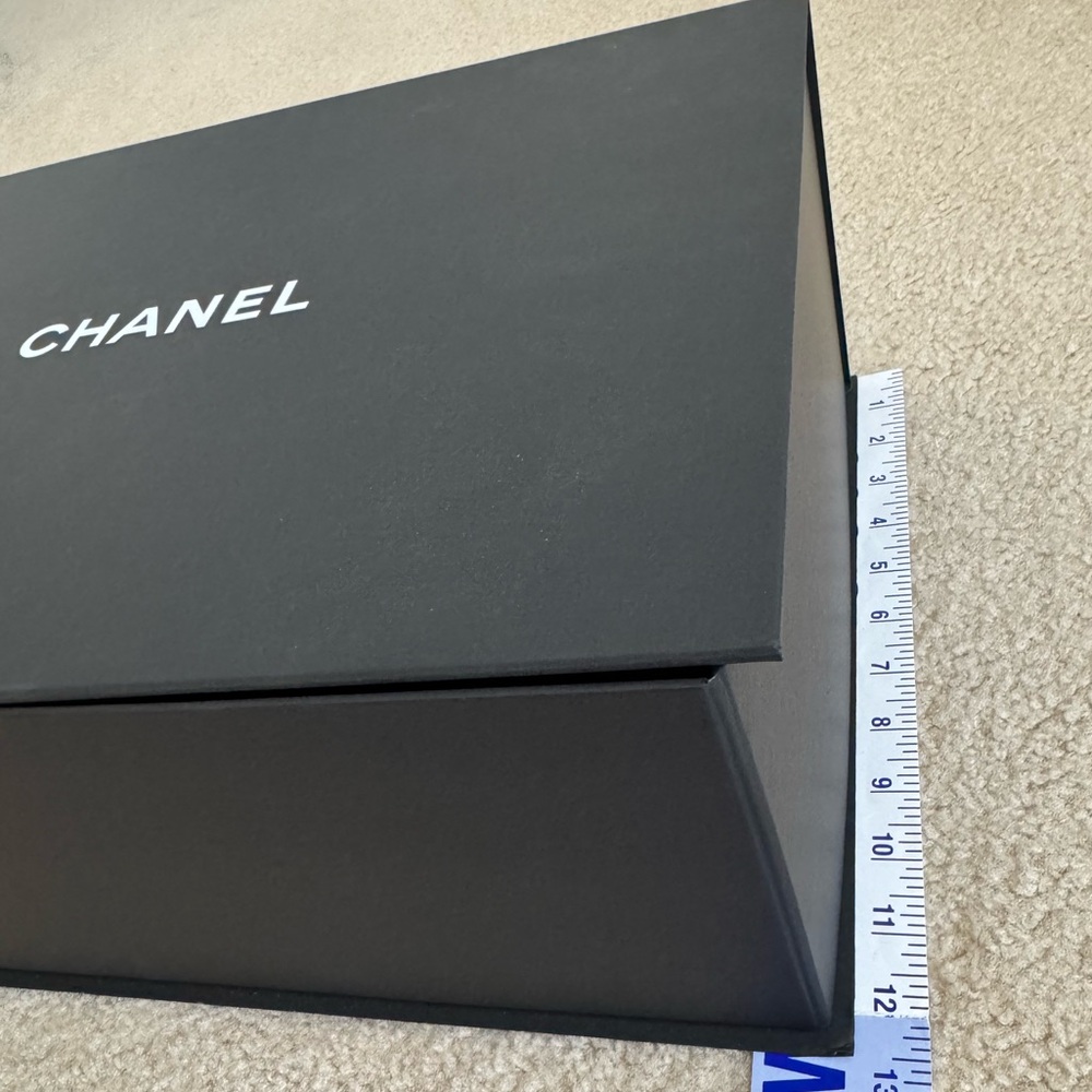 CHANEL Black and White Accessory Packaging - Picture 7 of 11